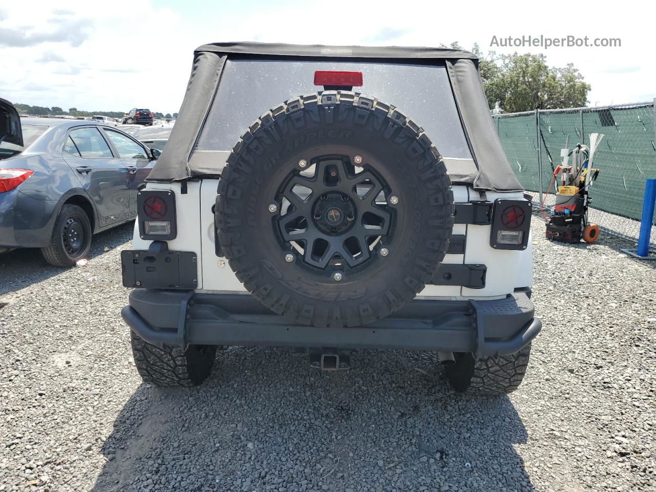 2017 Jeep Wrangler Unlimited Sahara White vin: 1C4BJWEG0HL565339