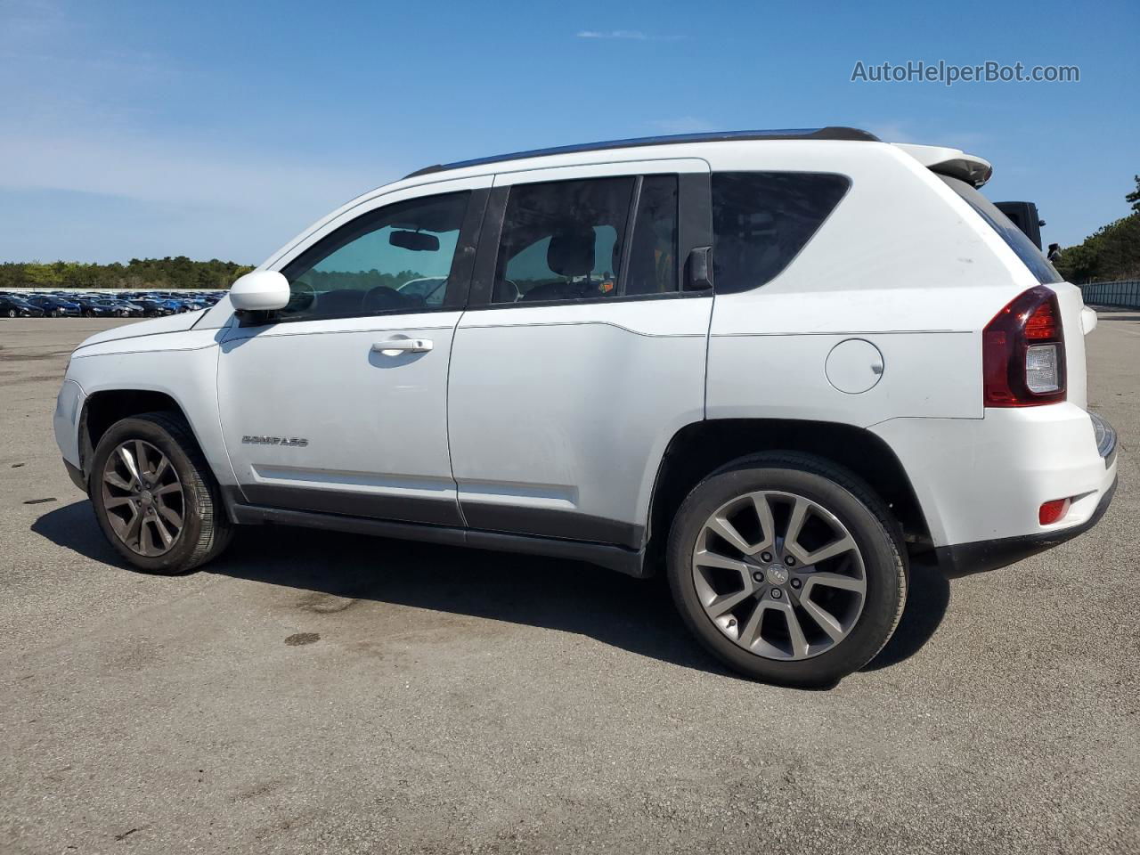 2016 Jeep Compass Latitude White vin: 1C4NJCEA9GD747900