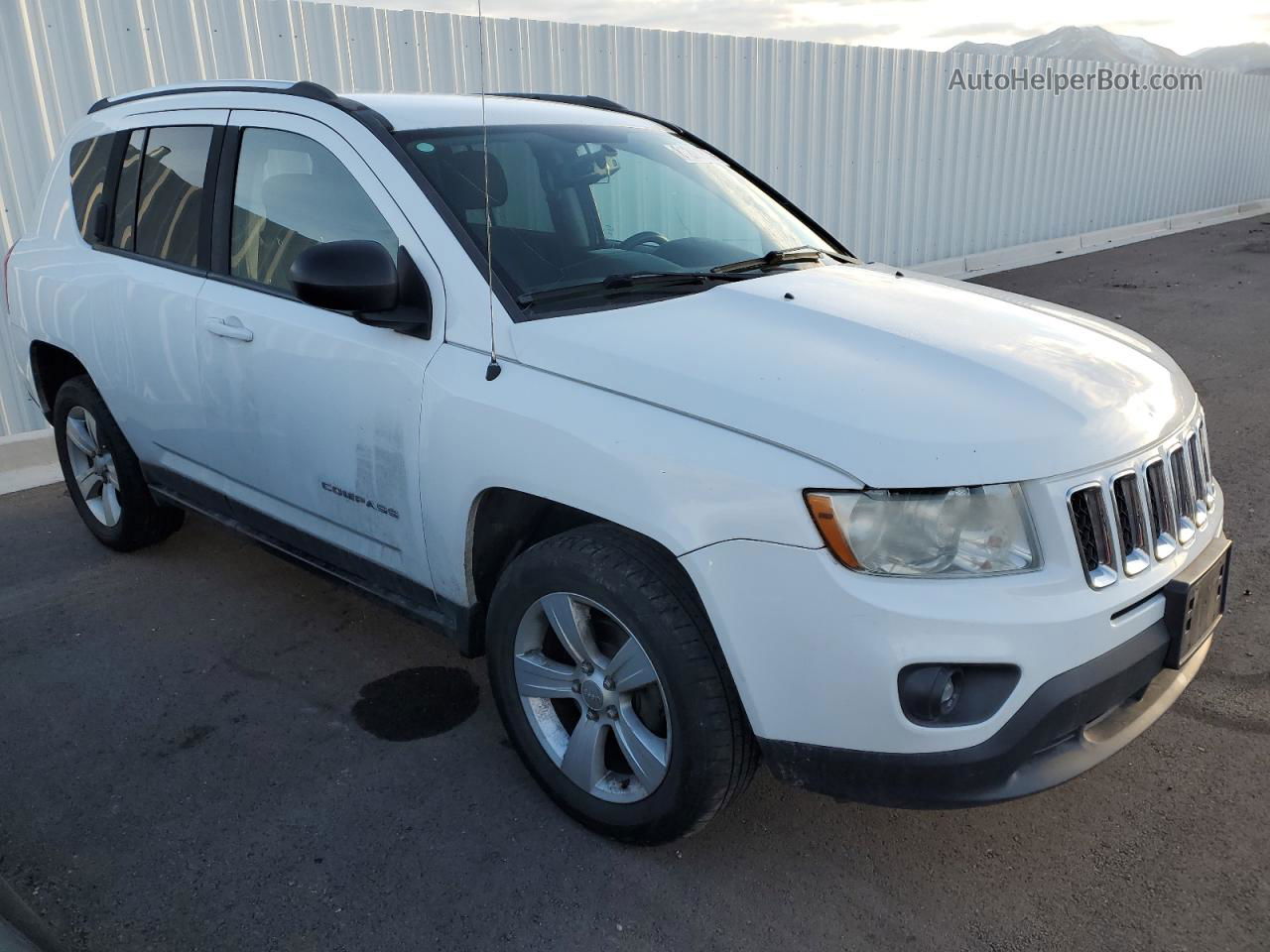 2013 Jeep Compass Latitude White vin: 1C4NJDEB4DD190145