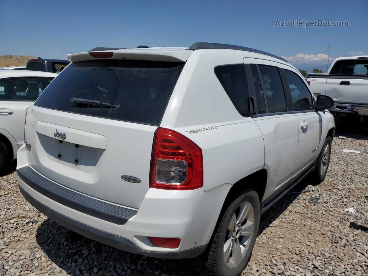 2013 Jeep Compass Latitude White vin: 1C4NJDEB9DD228520