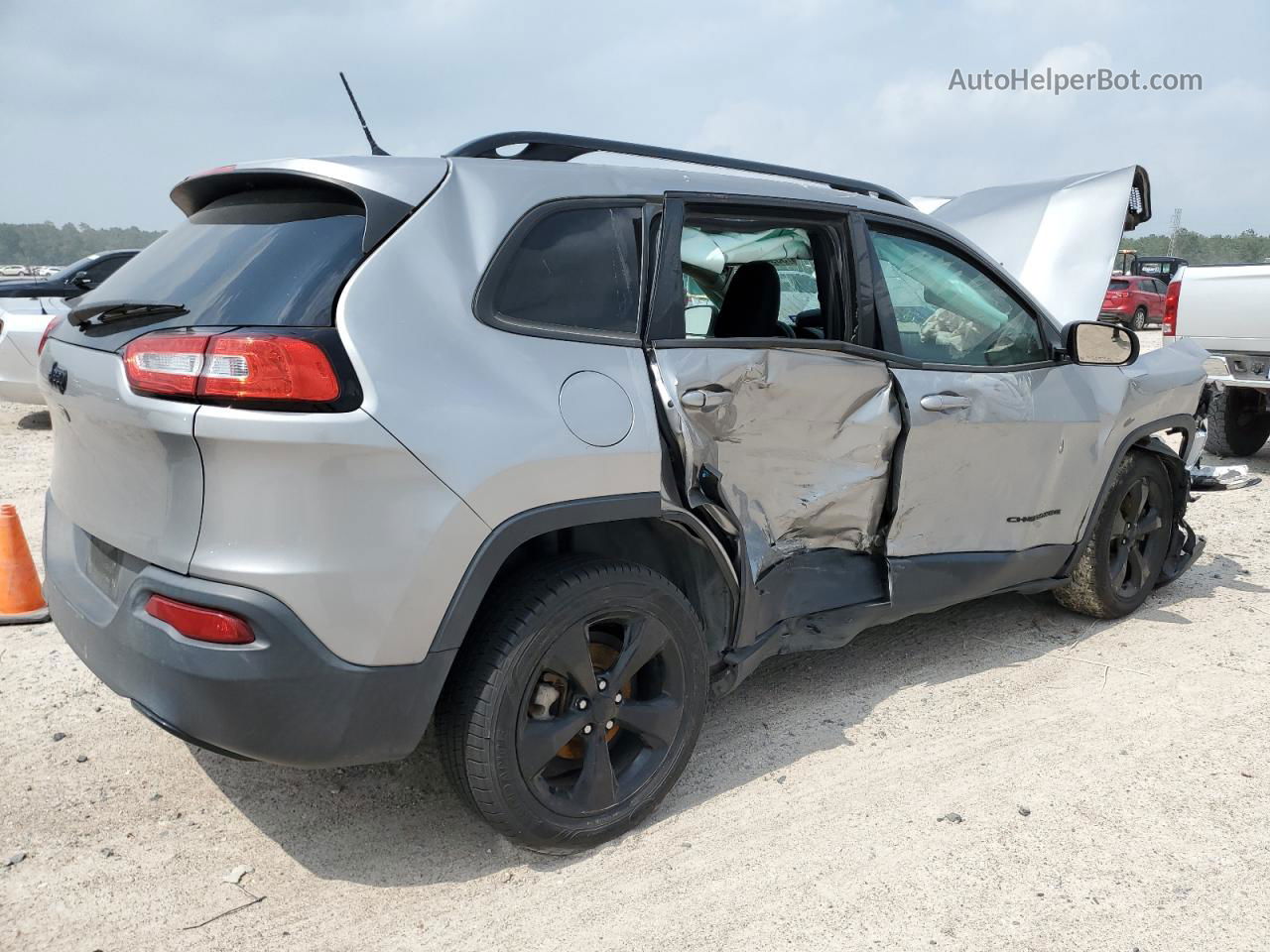 2015 Jeep Cherokee Latitude Silver vin: 1C4PJLCB2FW722859