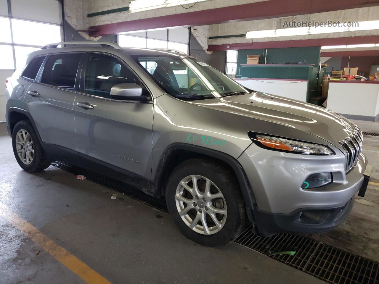 2016 Jeep Cherokee Latitude Серебряный vin: 1C4PJLCB4GW274724