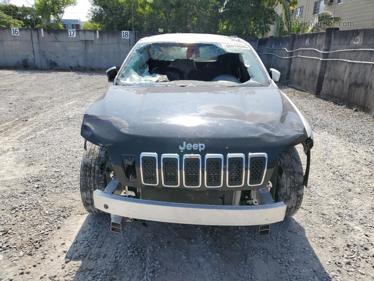 2019 Jeep Cherokee Latitude White vin: 1C4PJLCB4KD366551