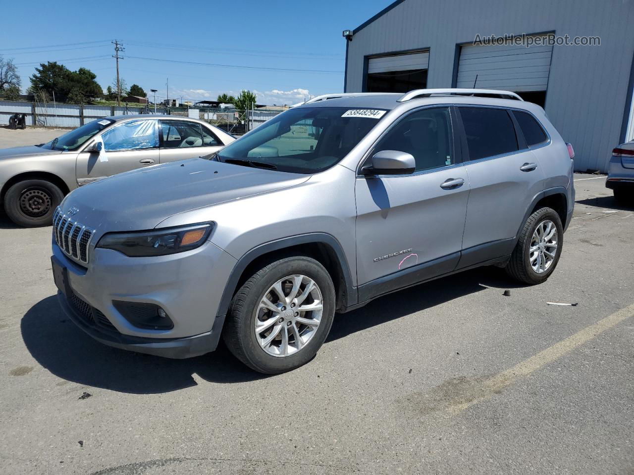 2019 Jeep Cherokee Latitude Silver vin: 1C4PJLCBXKD242803