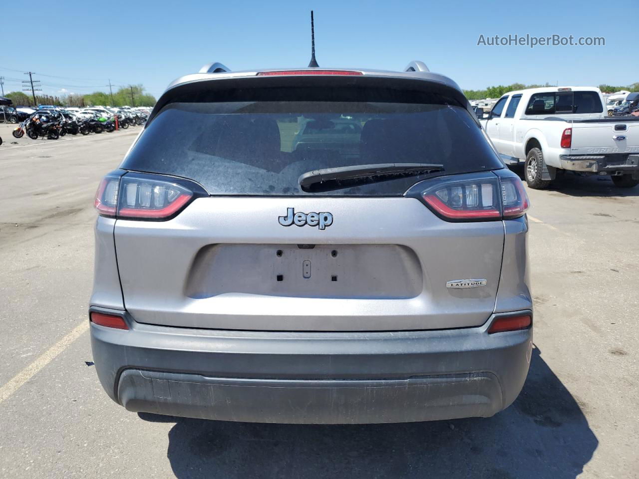 2019 Jeep Cherokee Latitude Silver vin: 1C4PJLCBXKD242803