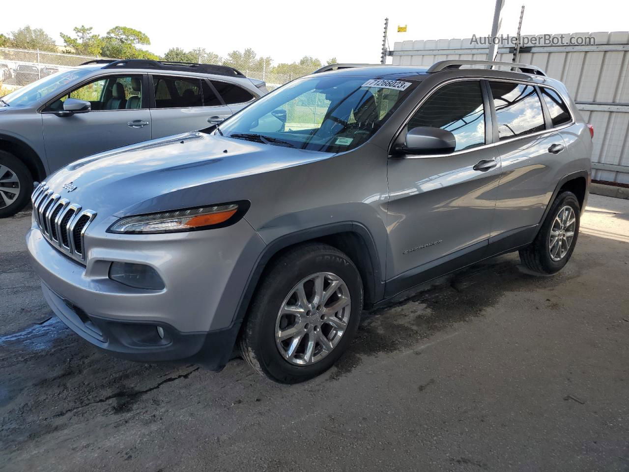 2014 Jeep Cherokee Latitude Gray vin: 1C4PJLCS2EW106402