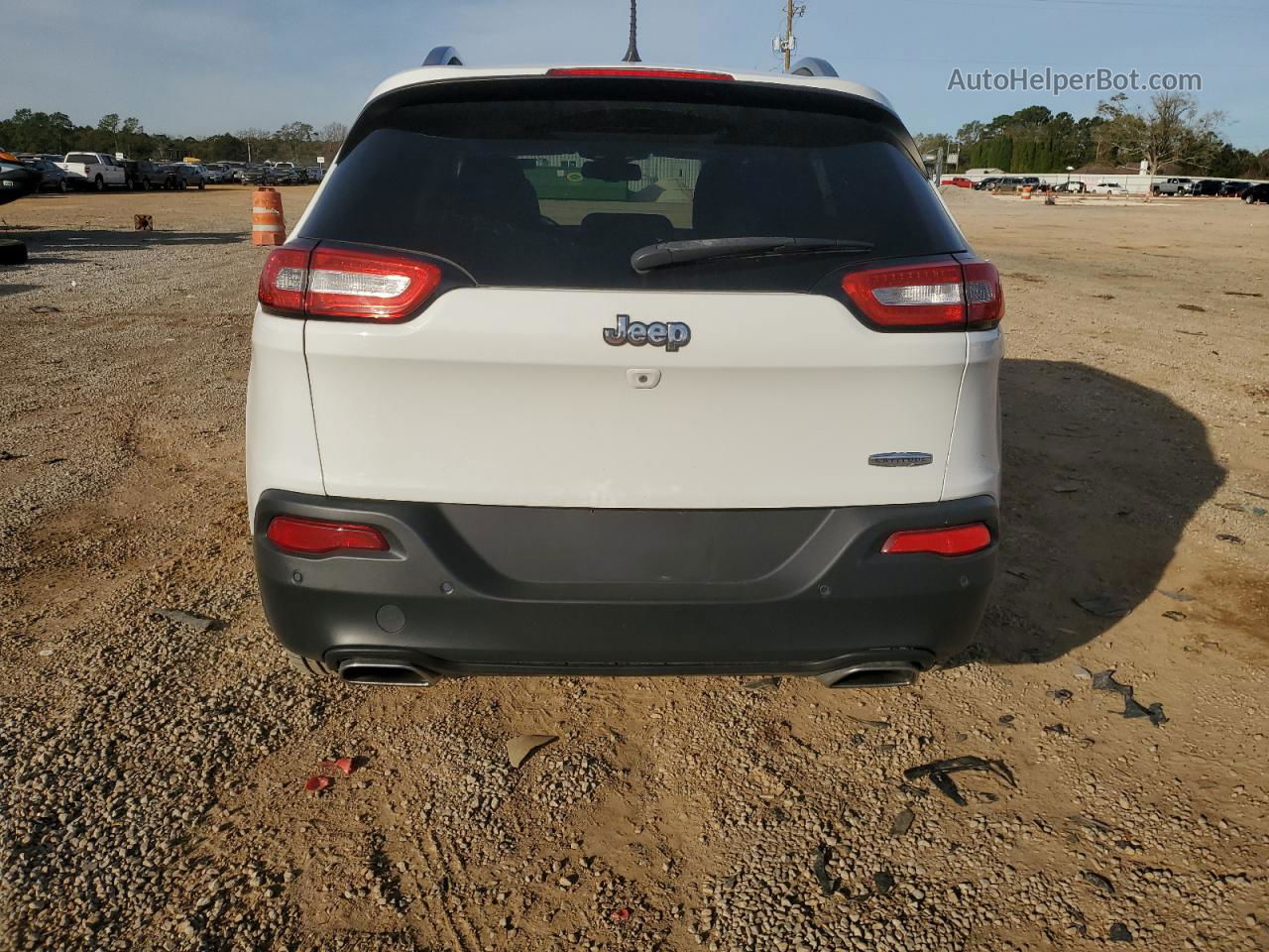 2015 Jeep Cherokee Latitude White vin: 1C4PJLCS4FW612055