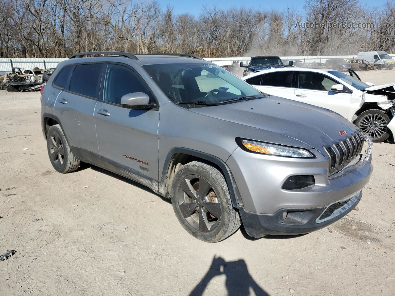 2016 Jeep Cherokee Latitude Silver vin: 1C4PJLCS8GW283832