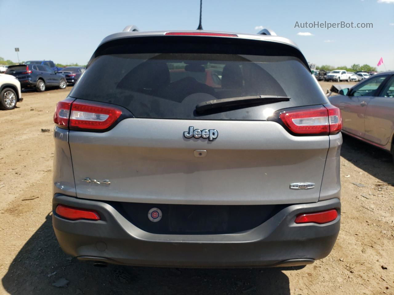 2015 Jeep Cherokee Latitude Серебряный vin: 1C4PJMCB1FW633239