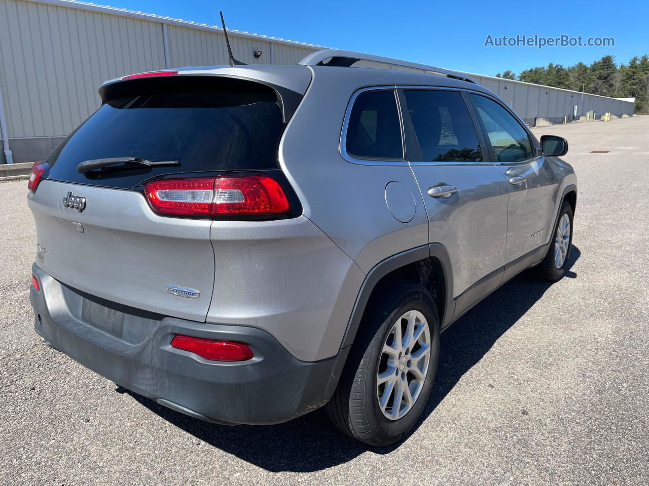 2016 Jeep Cherokee Latitude Silver vin: 1C4PJMCBXGW115275