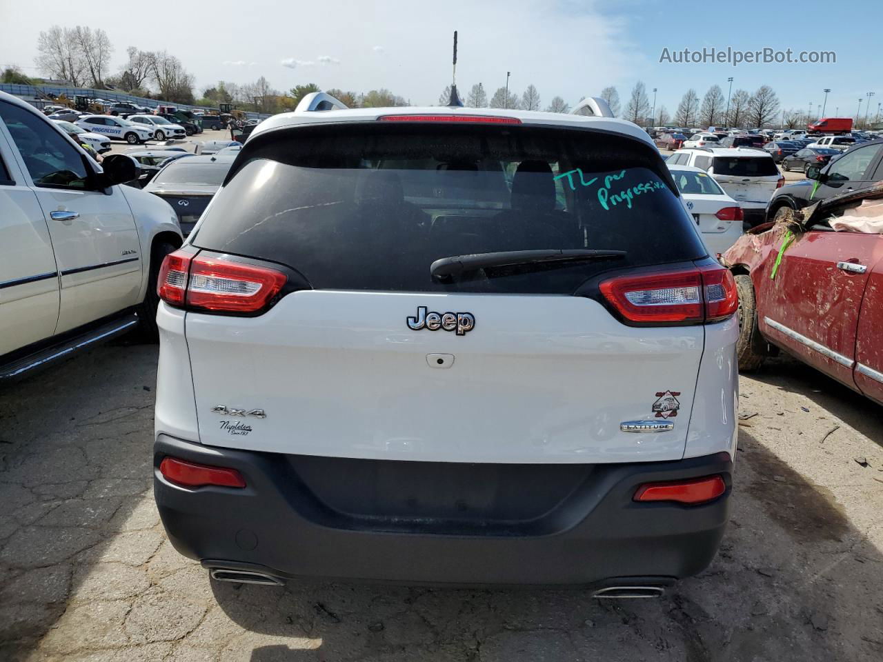 2015 Jeep Cherokee Latitude White vin: 1C4PJMCS2FW702701