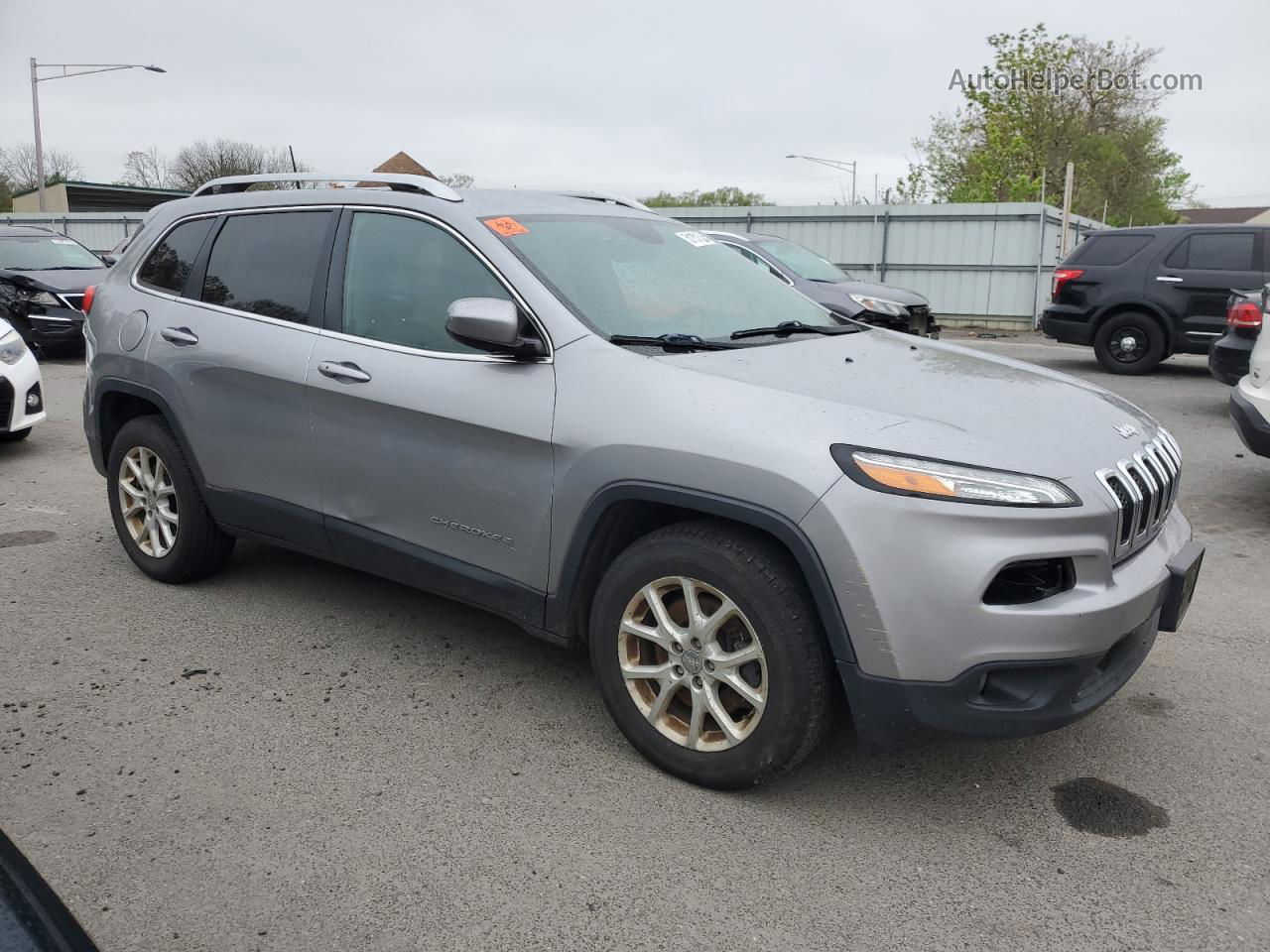 2016 Jeep Cherokee Latitude Silver vin: 1C4PJMCS2GW251934