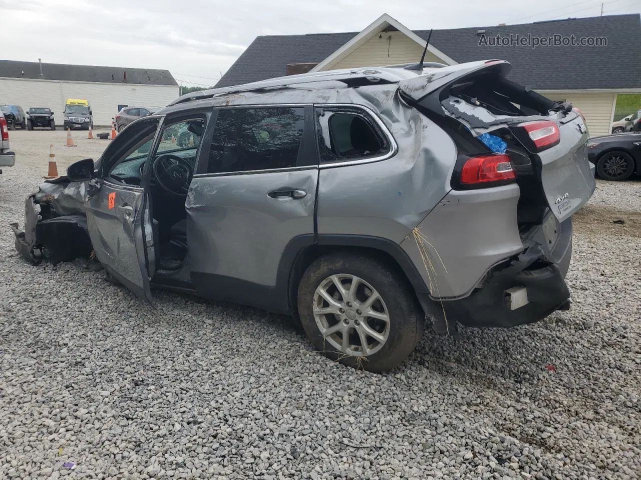 2016 Jeep Cherokee Latitude Silver vin: 1C4PJMCS6GW267909