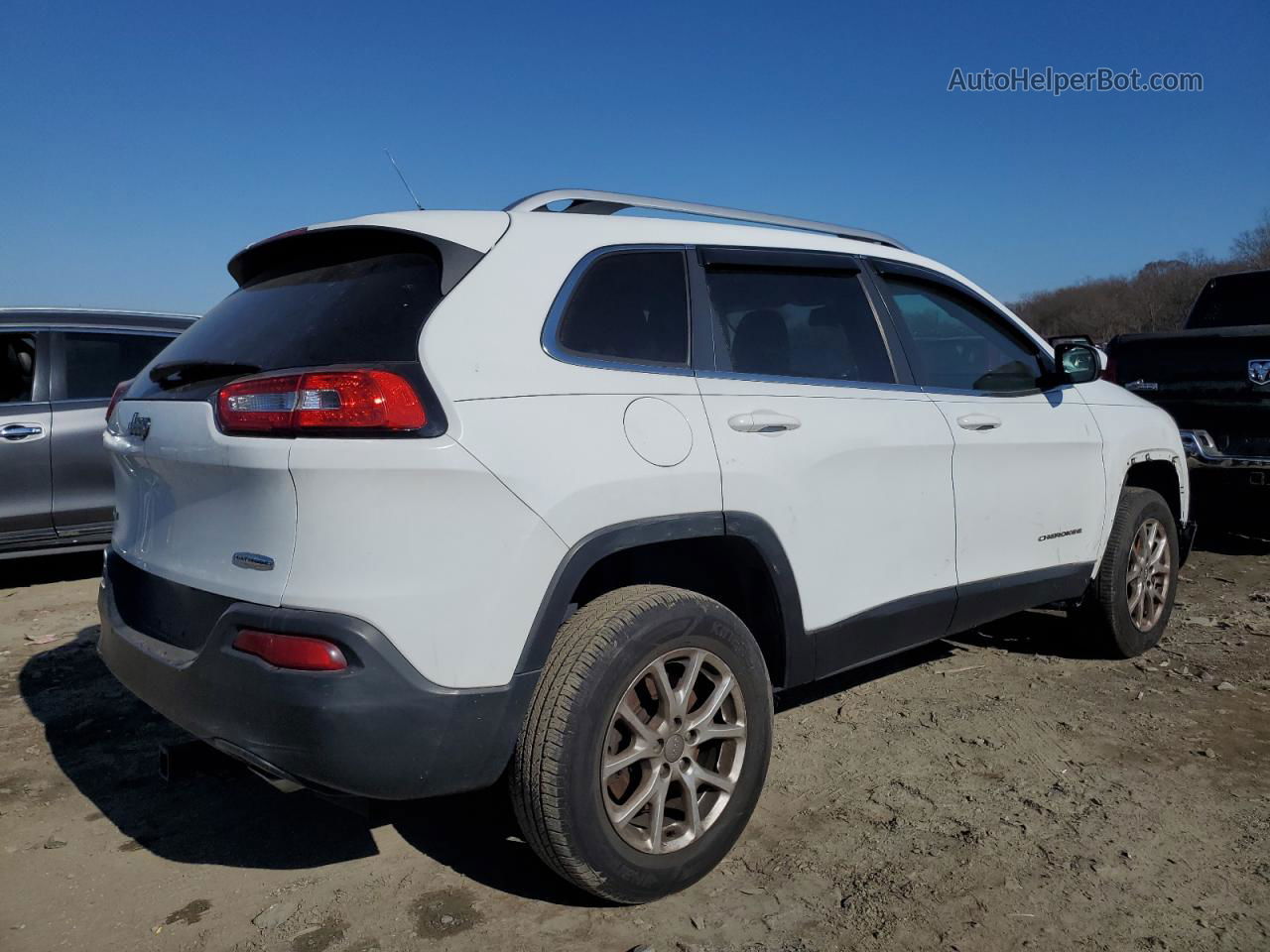 2014 Jeep Cherokee Latitude White vin: 1C4PJMCS9EW184035