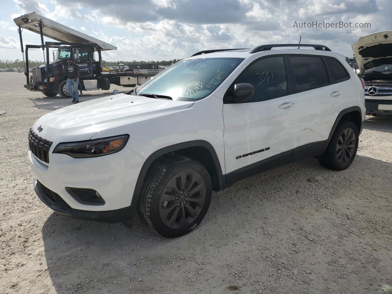 2021 Jeep Cherokee Latitude Lux White vin: 1C4PJMMX3MD234383