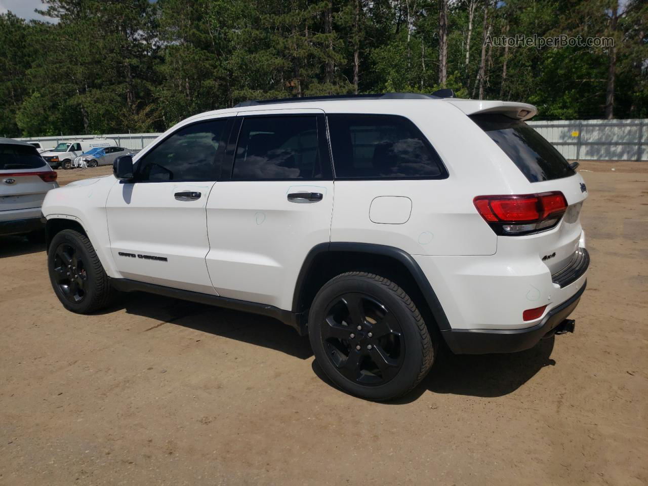 2019 Jeep Grand Cherokee Laredo Белый vin: 1C4RJFAG2KC669438