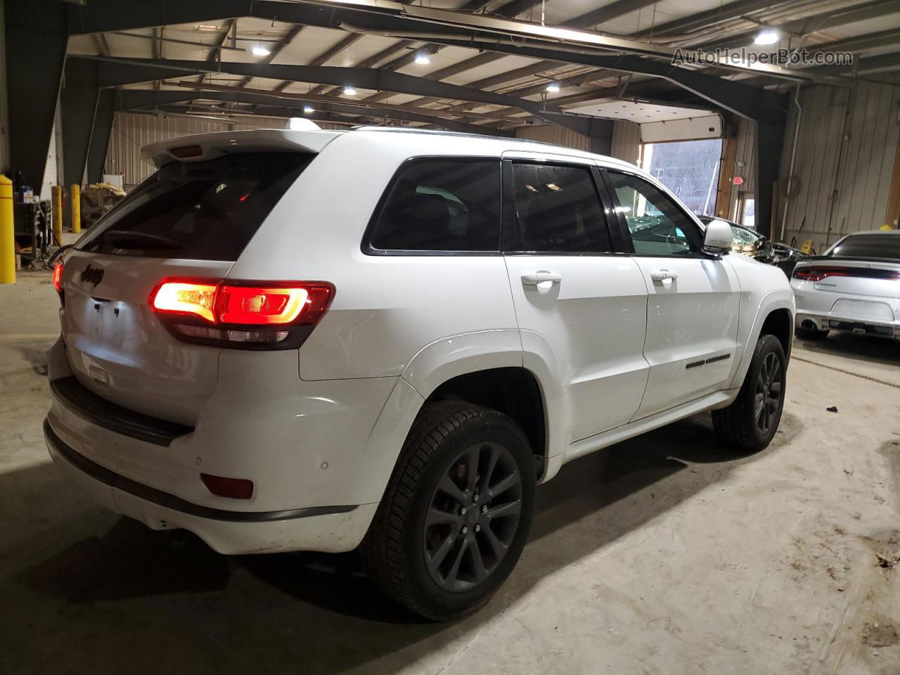 2019 Jeep Grand Cherokee Overland White vin: 1C4RJFCG1KC611821