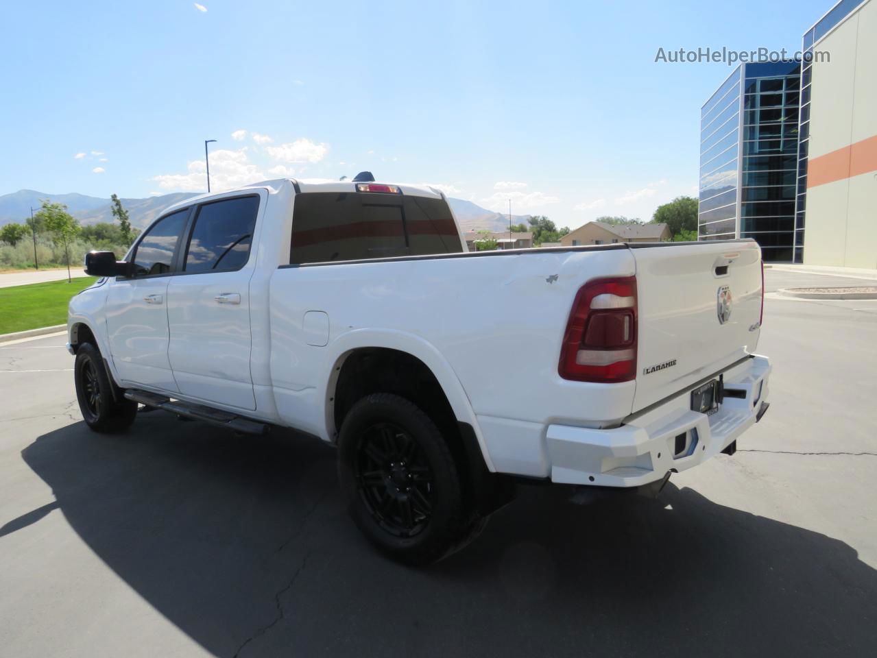 2019 Ram 1500 Laramie White vin: 1C6SRFRT7KN853961