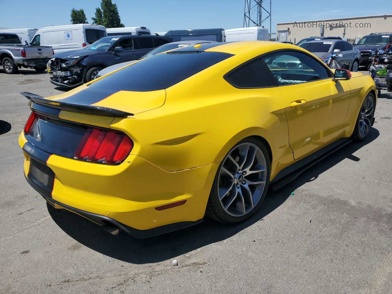 2015 Ford Mustang  Желтый vin: 1FA6P8TH9F5351822