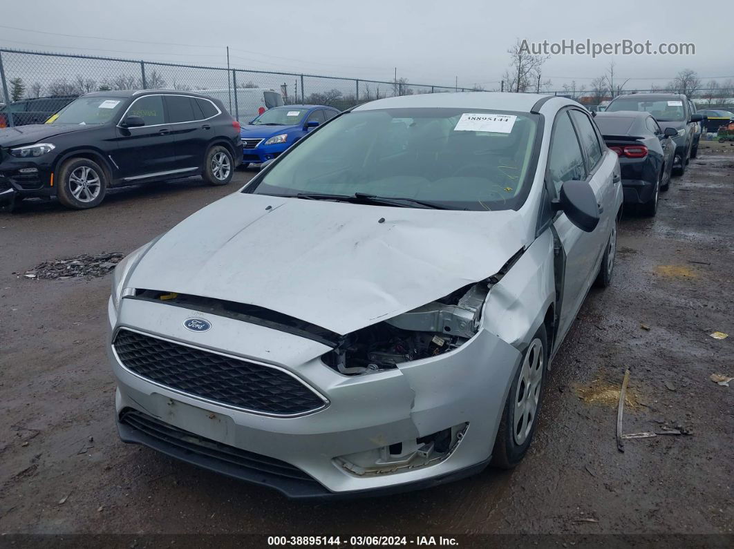 2018 Ford Focus S Серебряный vin: 1FADP3E25JL203173