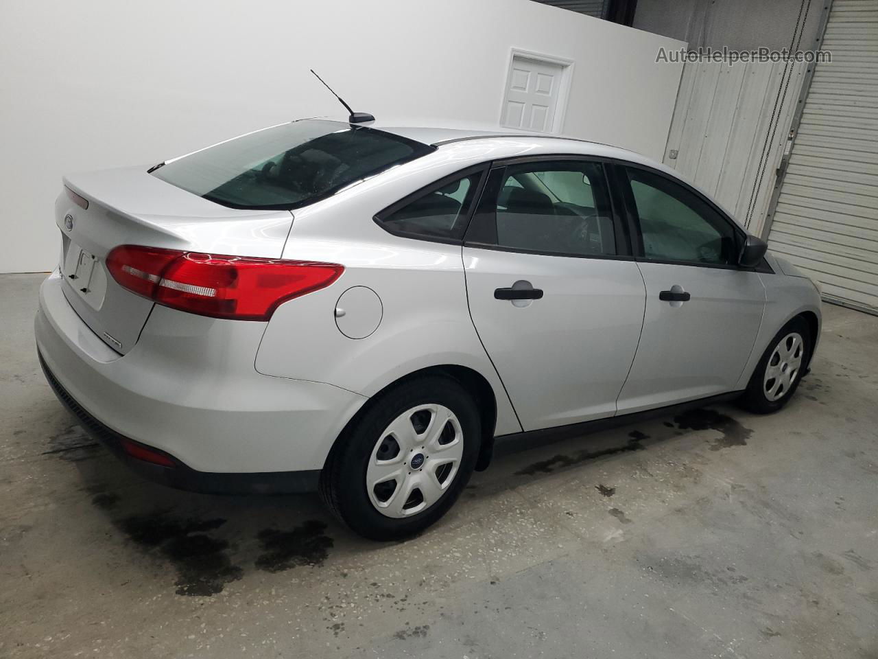 2015 Ford Focus S Серебряный vin: 1FADP3E26FL335978