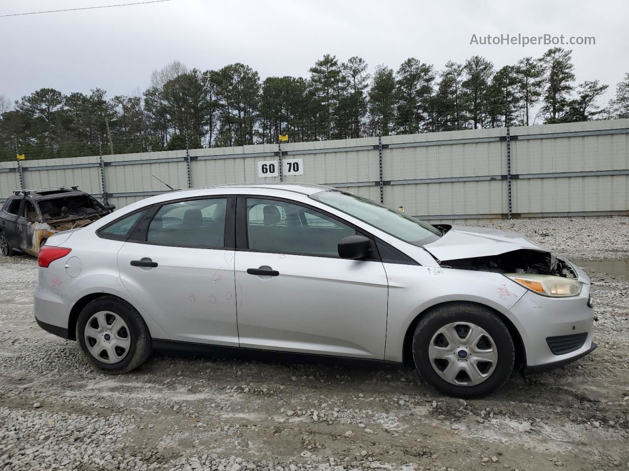 2017 Ford Focus S Серебряный vin: 1FADP3E27HL279231