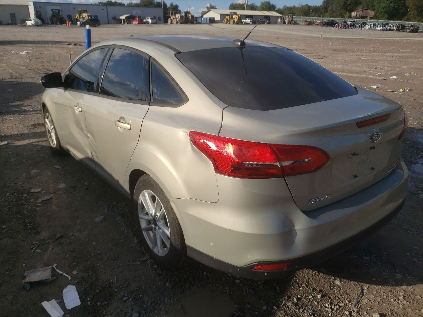 2016 Ford Focus Se Gold vin: 1FADP3F20GL405295