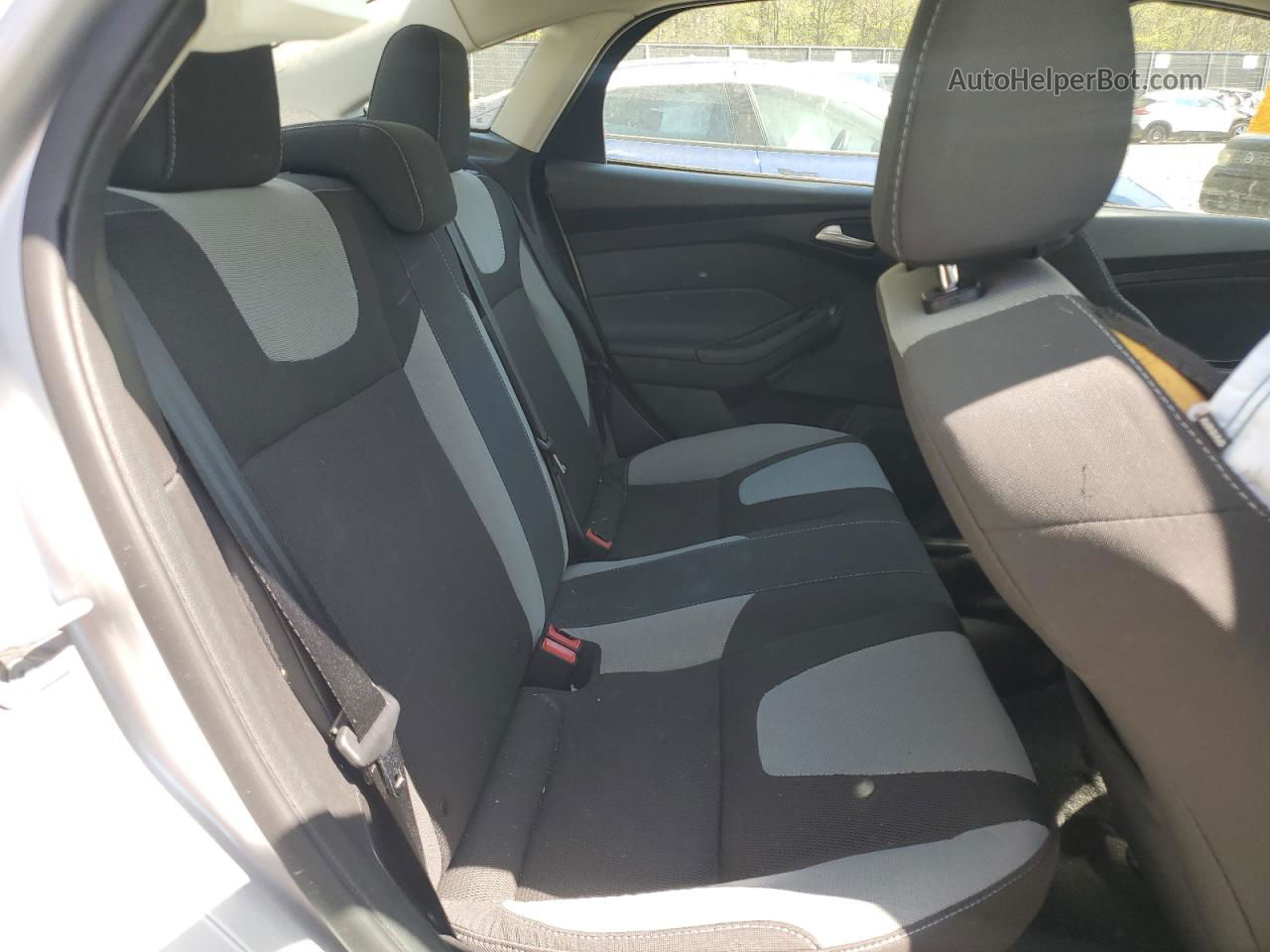 2014 Ford Focus Se Серебряный vin: 1FADP3F21EL235624