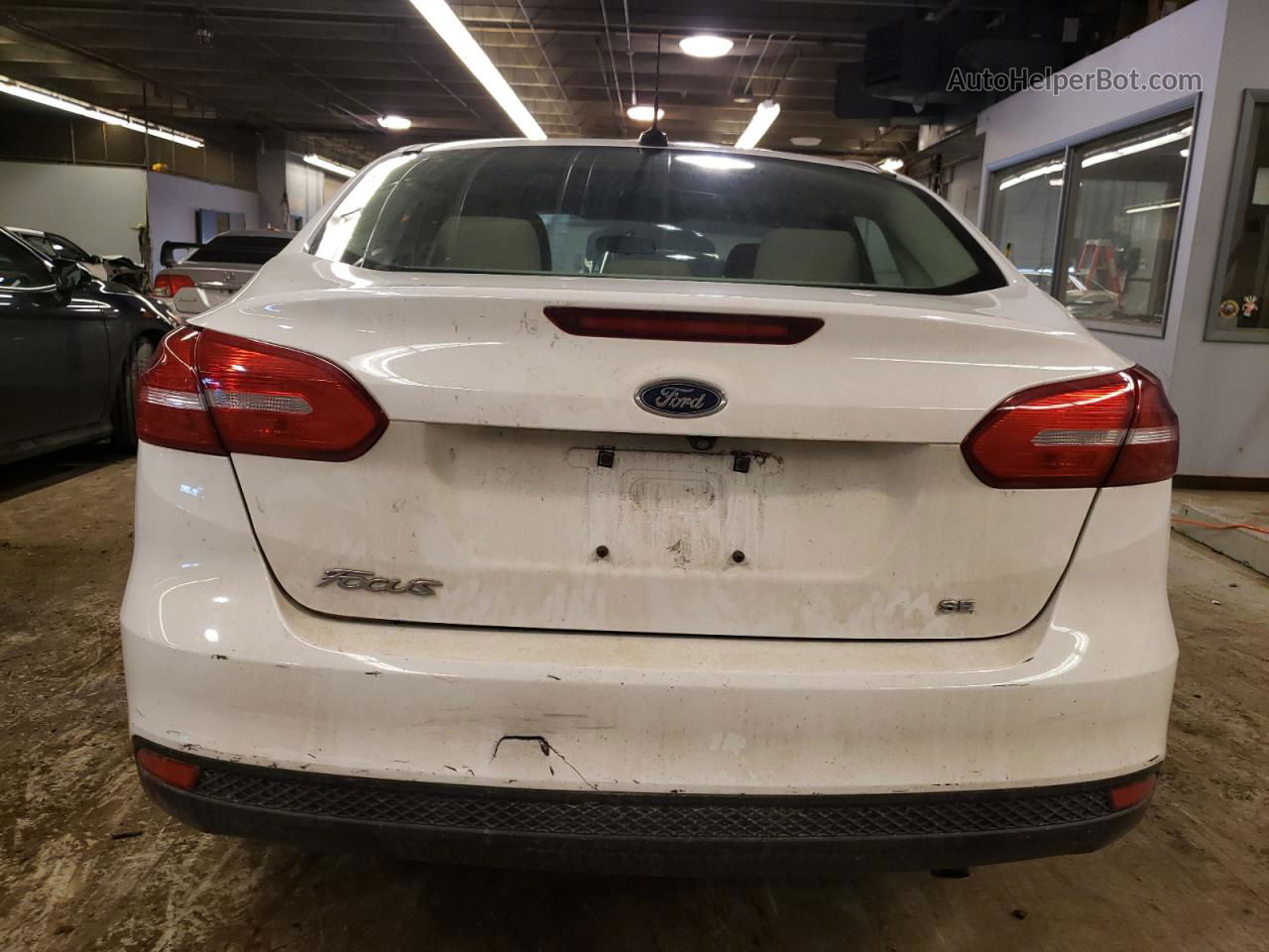 2018 Ford Focus Se White vin: 1FADP3F21JL225332