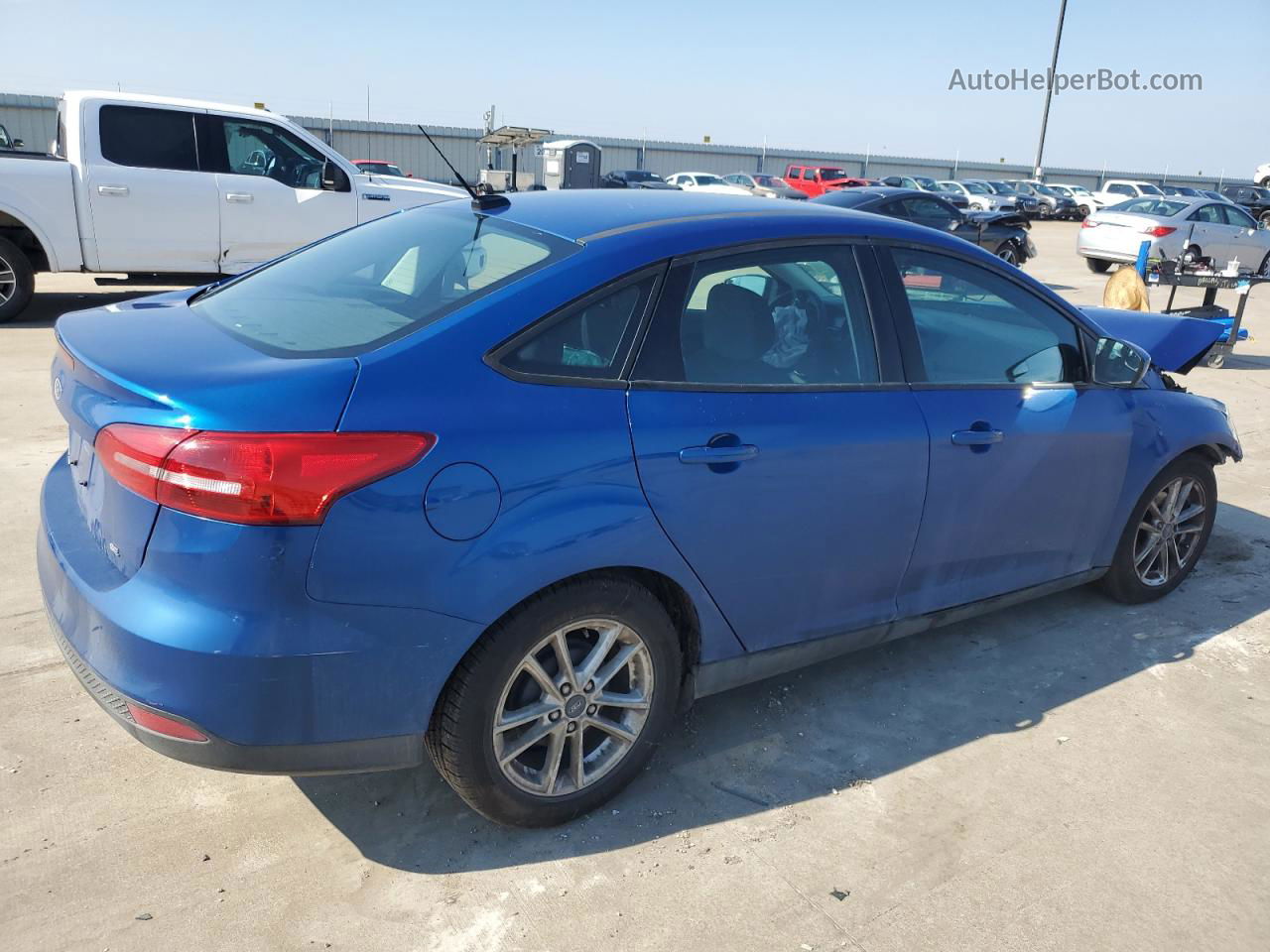 2018 Ford Focus Se Blue vin: 1FADP3F21JL302815