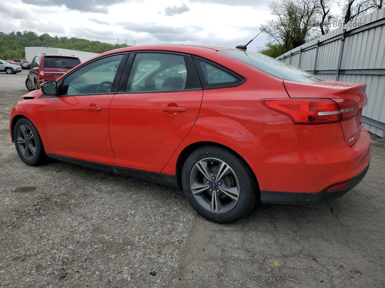 2015 Ford Focus Se Красный vin: 1FADP3F22FL243393