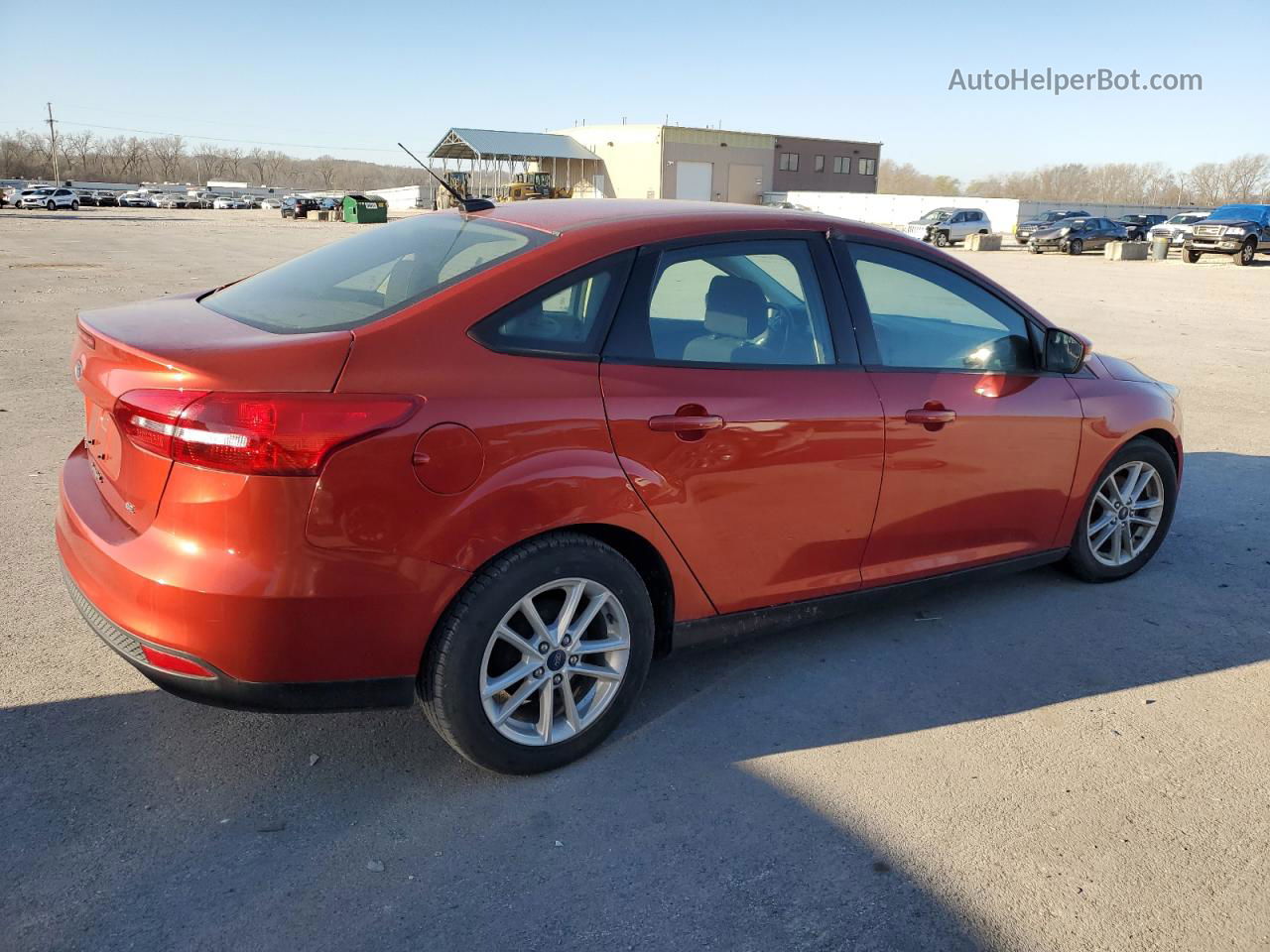 2018 Ford Focus Se Red vin: 1FADP3F22JL200052