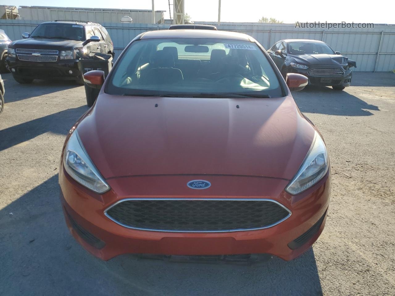 2018 Ford Focus Se Red vin: 1FADP3F22JL200052