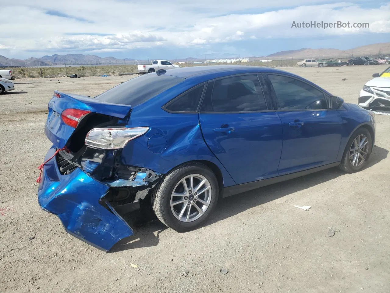 2018 Ford Focus Se Blue vin: 1FADP3F22JL319476