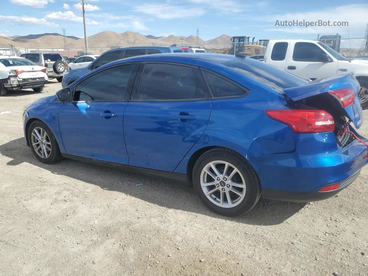 2018 Ford Focus Se Blue vin: 1FADP3F22JL319476