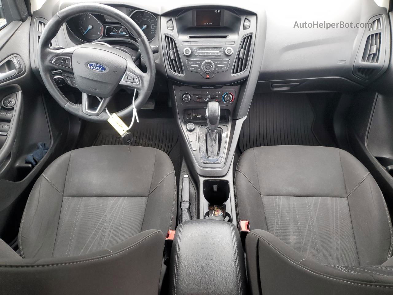 2017 Ford Focus Se Серебряный vin: 1FADP3F24HL301541