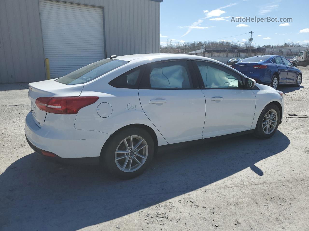 2018 Ford Focus Se White vin: 1FADP3F24JL267591