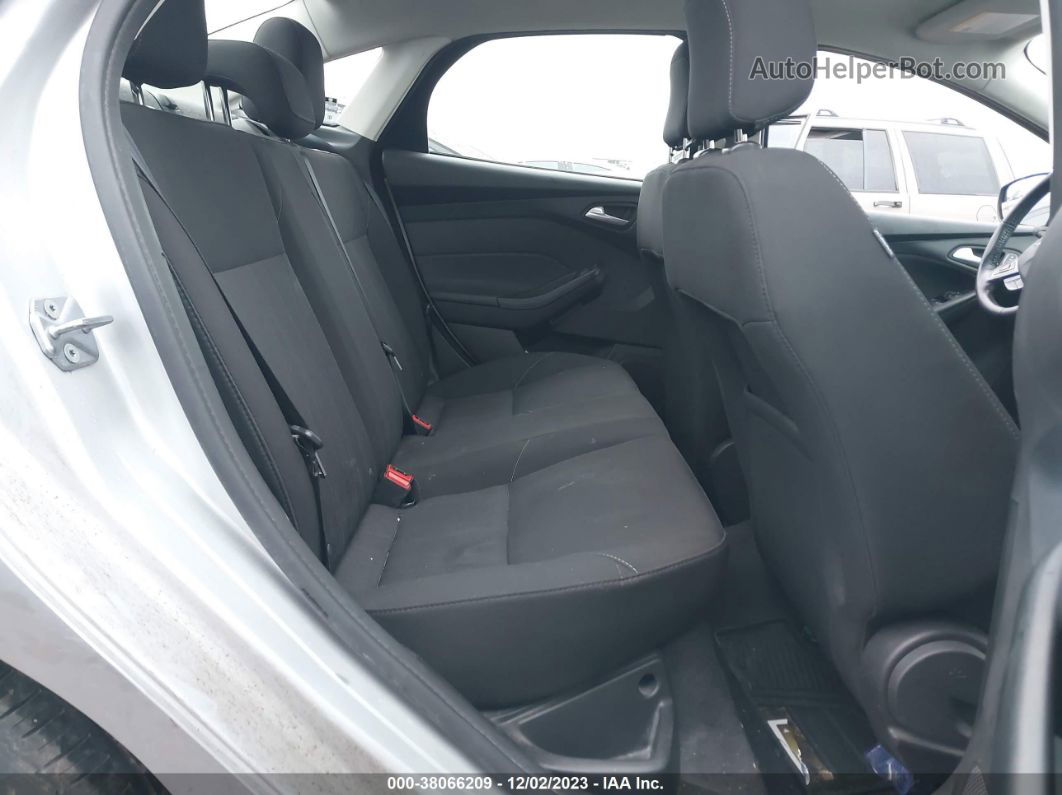 2018 Ford Focus Se Серебряный vin: 1FADP3F27JL302091