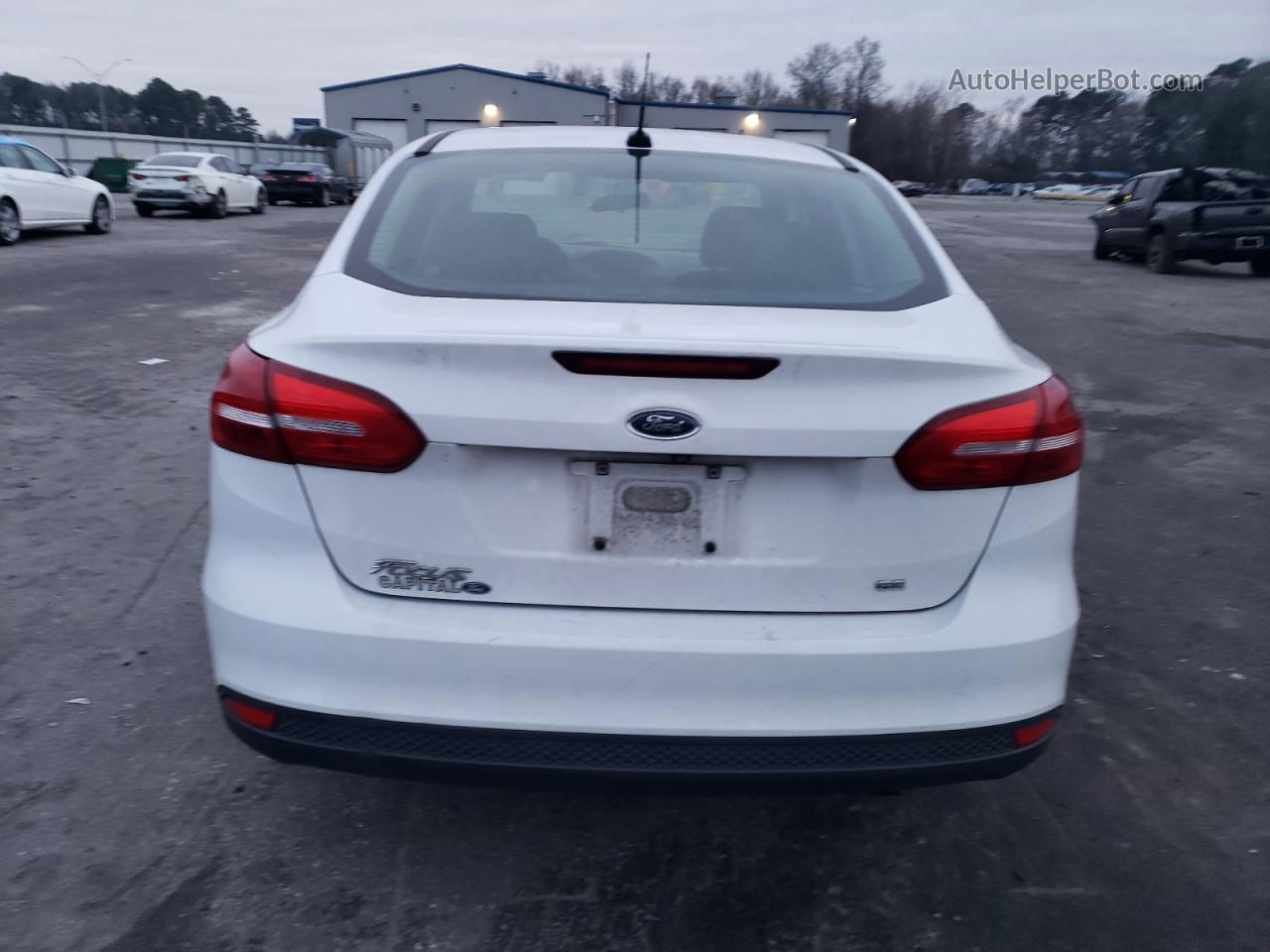 2018 Ford Focus Se White vin: 1FADP3F27JL307307