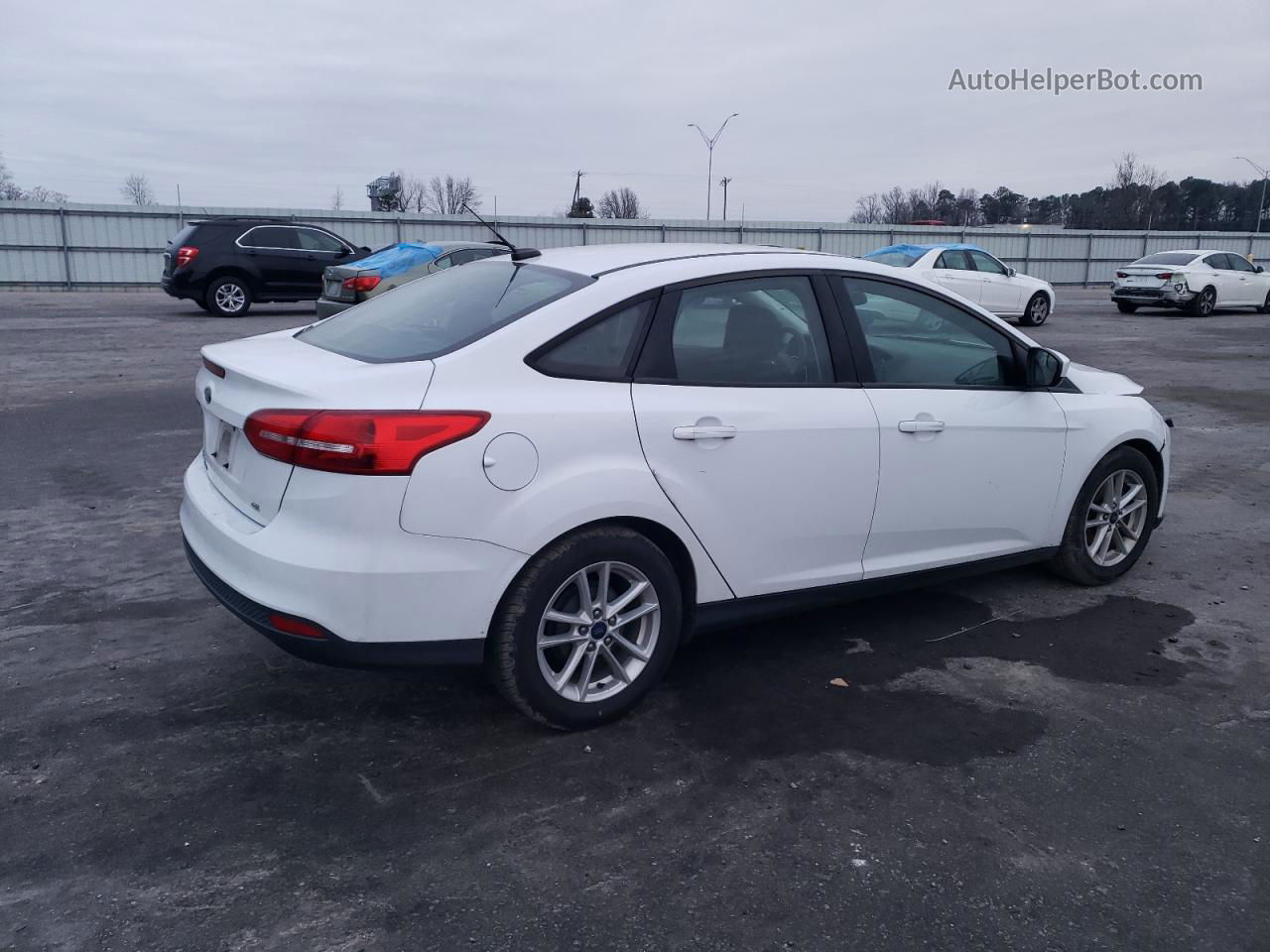 2018 Ford Focus Se White vin: 1FADP3F27JL307307