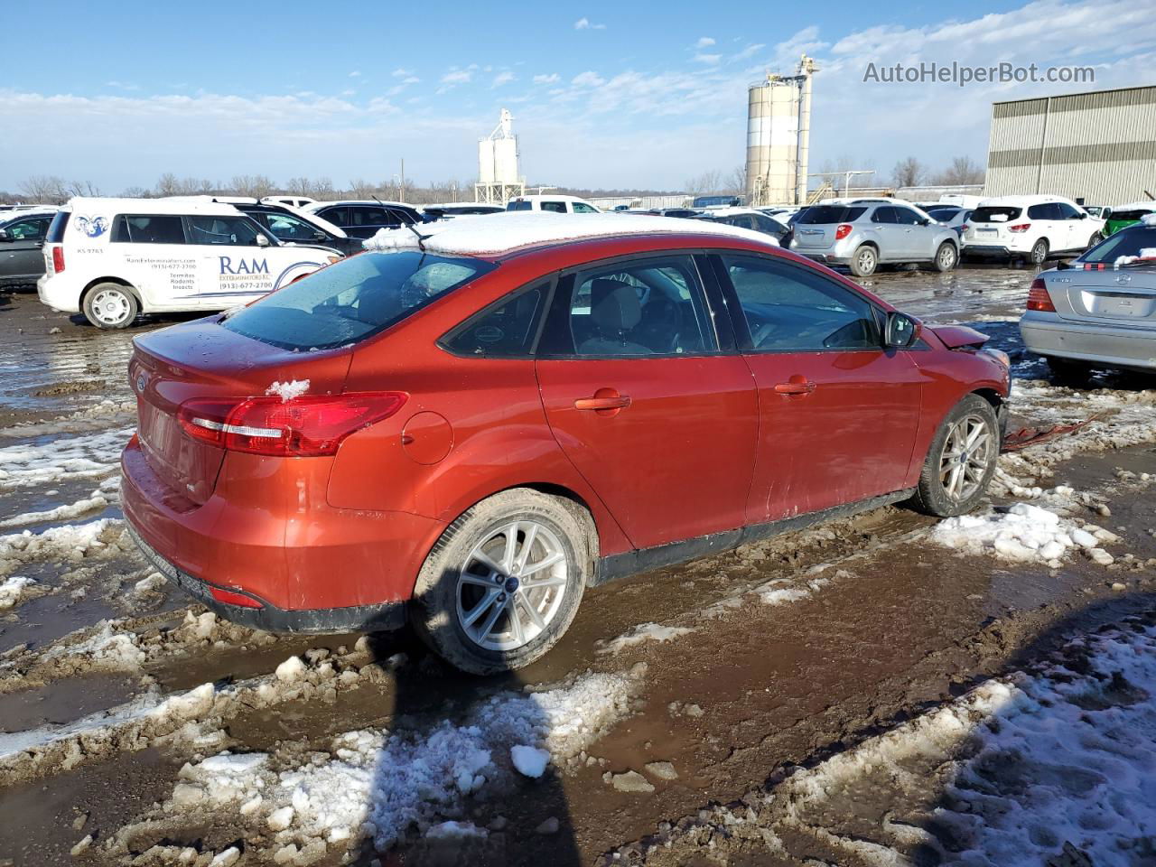 2018 Ford Focus Se Red vin: 1FADP3F27JL326424