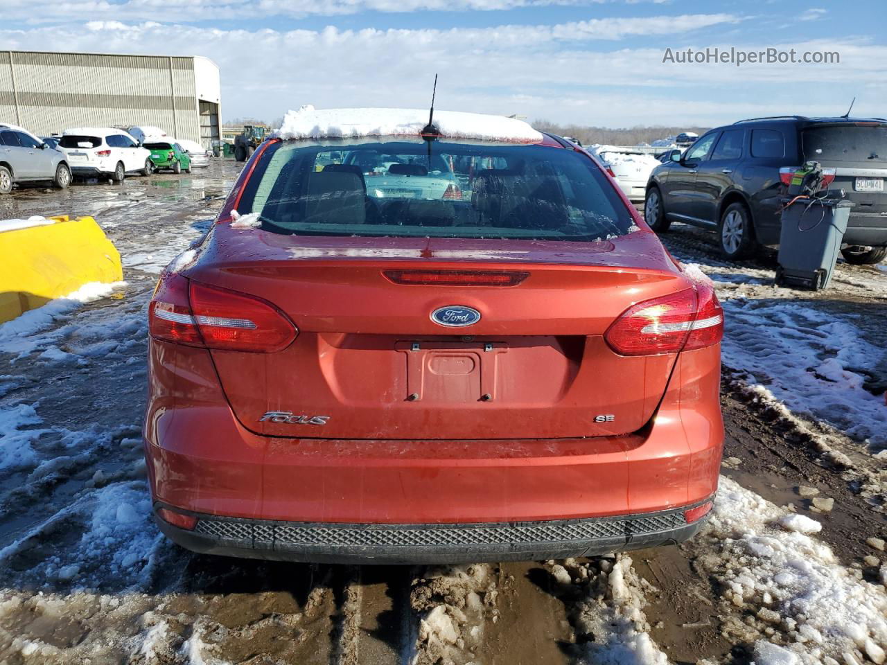 2018 Ford Focus Se Red vin: 1FADP3F27JL326424