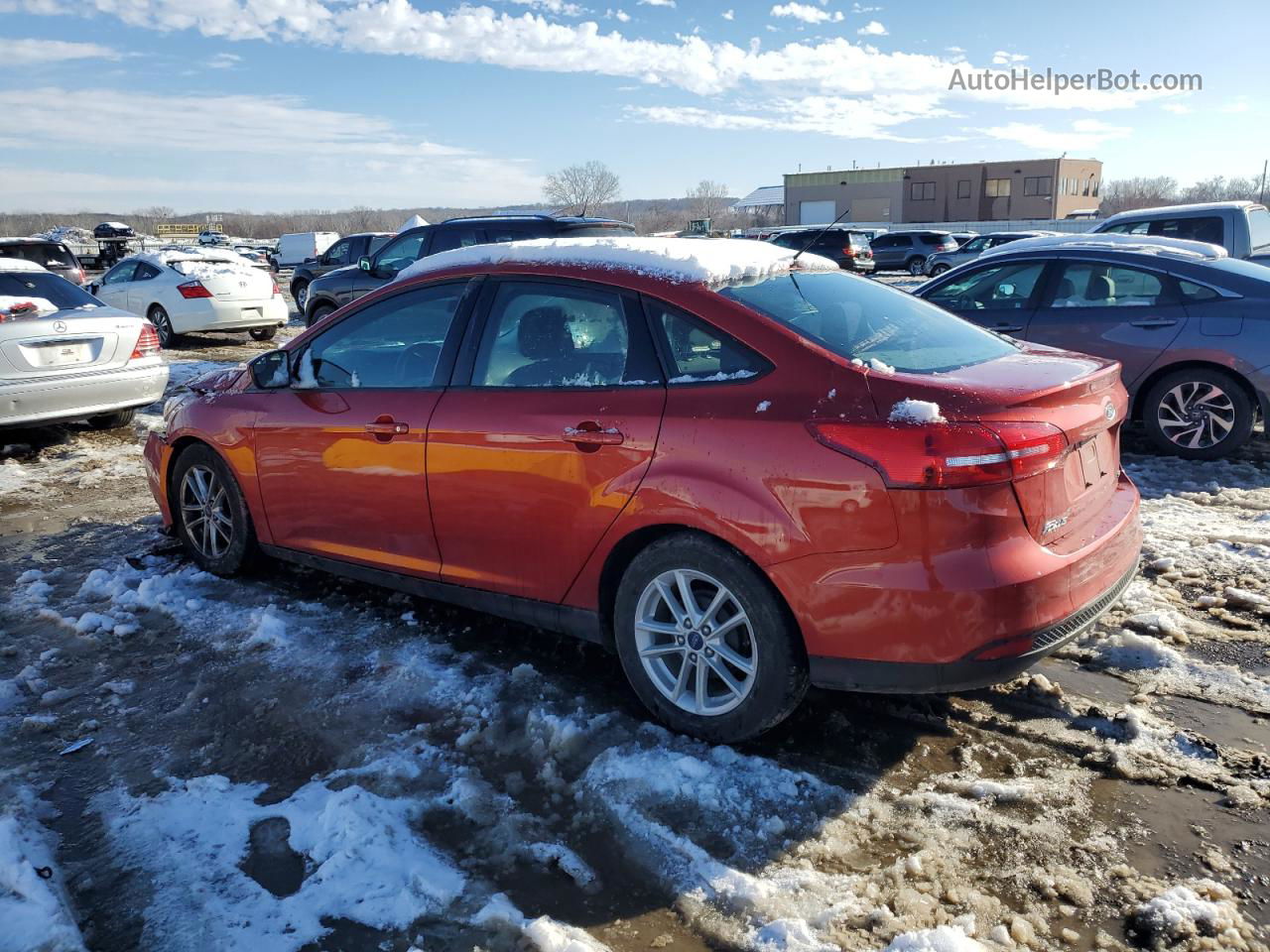 2018 Ford Focus Se Red vin: 1FADP3F27JL326424