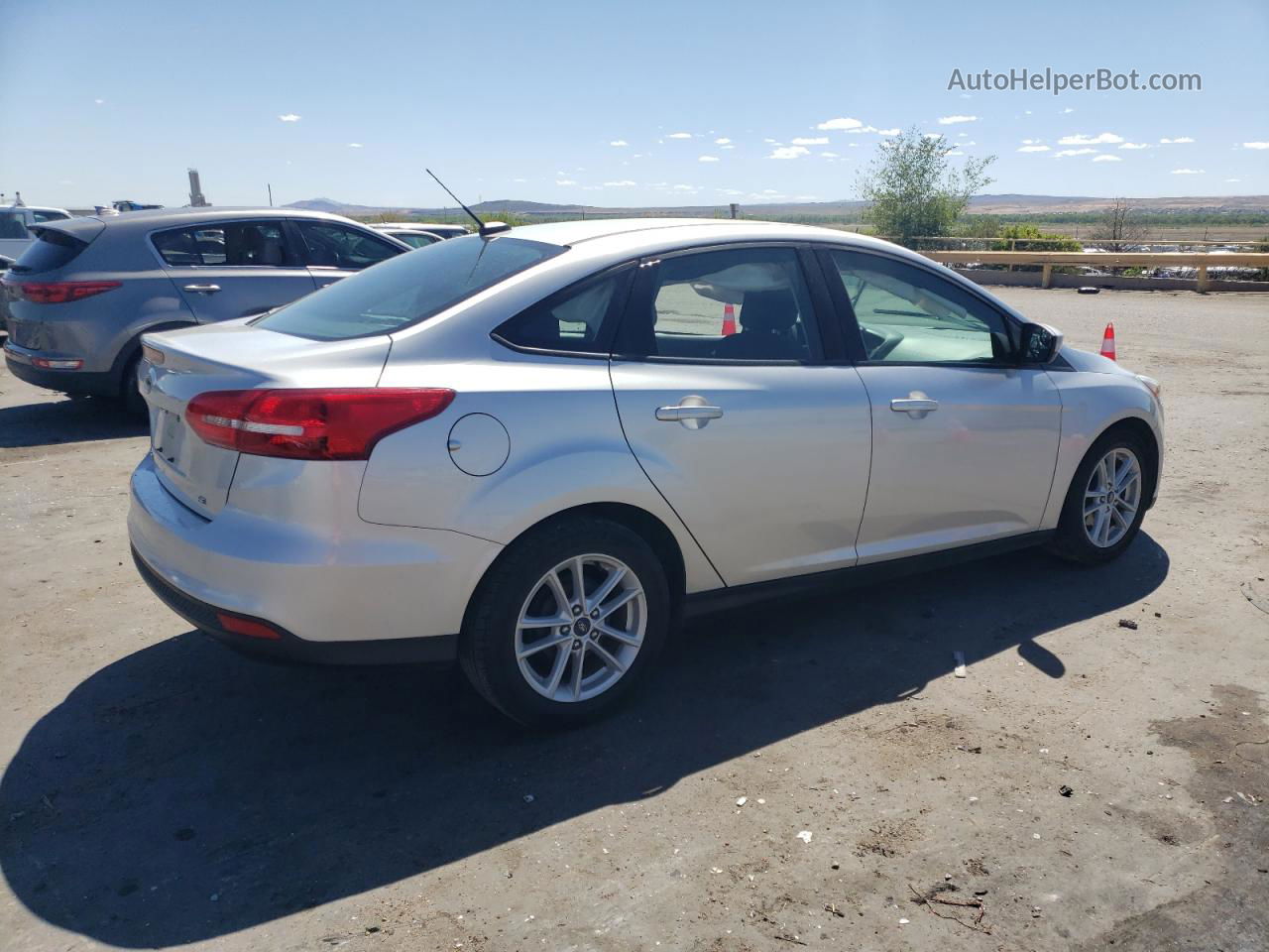 2018 Ford Focus Se Gray vin: 1FADP3F28JL288430