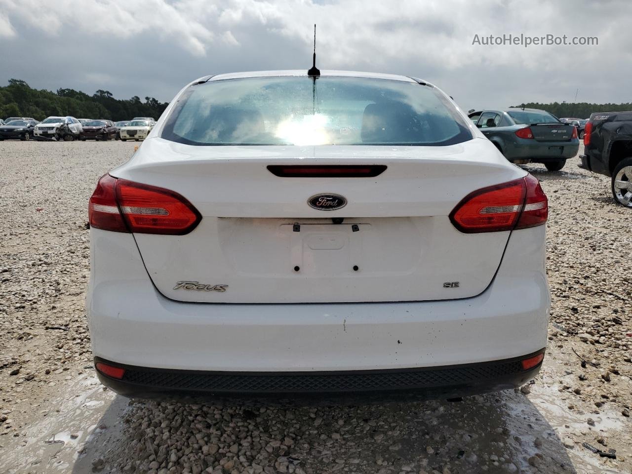 2018 Ford Focus Se White vin: 1FADP3F29JL203983