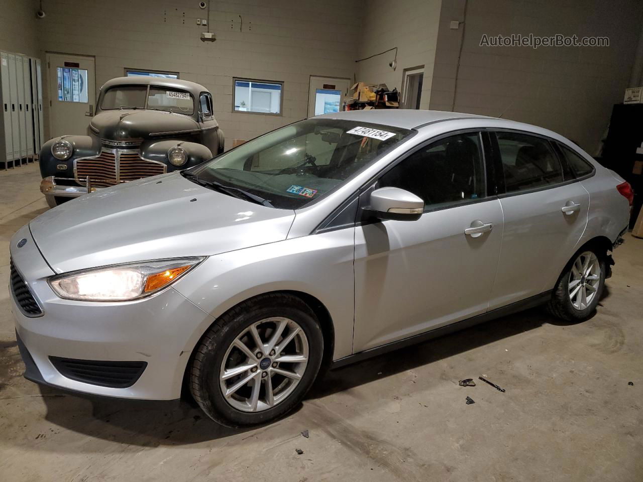 2017 Ford Focus Se Silver vin: 1FADP3F2XHL252040