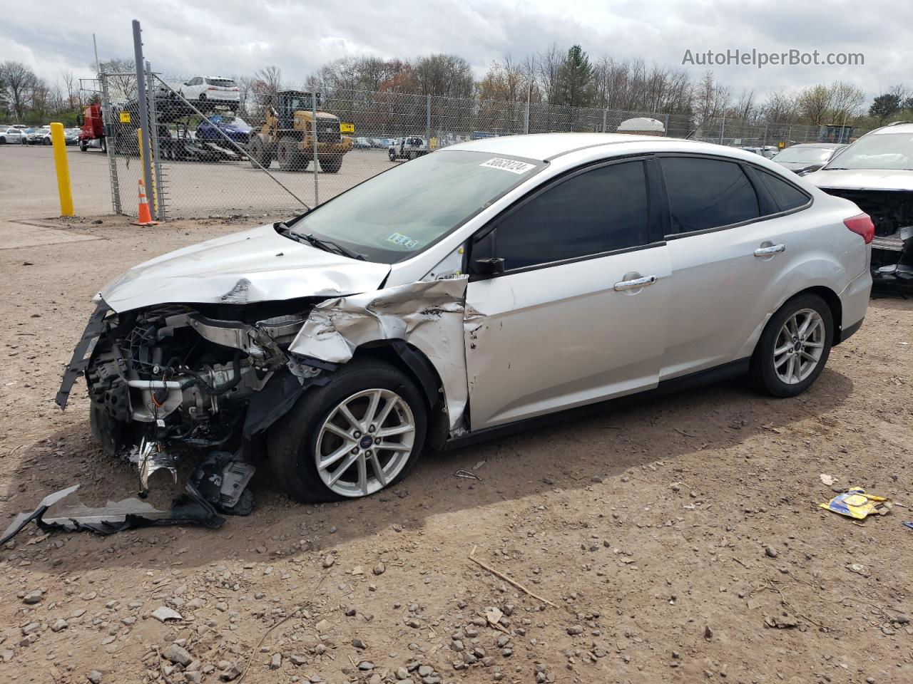 2018 Ford Focus Se Silver vin: 1FADP3F2XJL207217