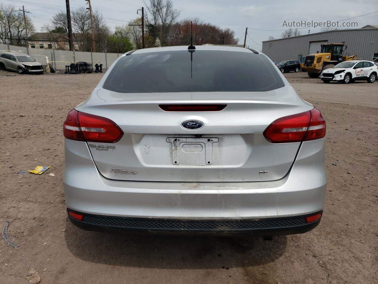 2018 Ford Focus Se Silver vin: 1FADP3F2XJL207217