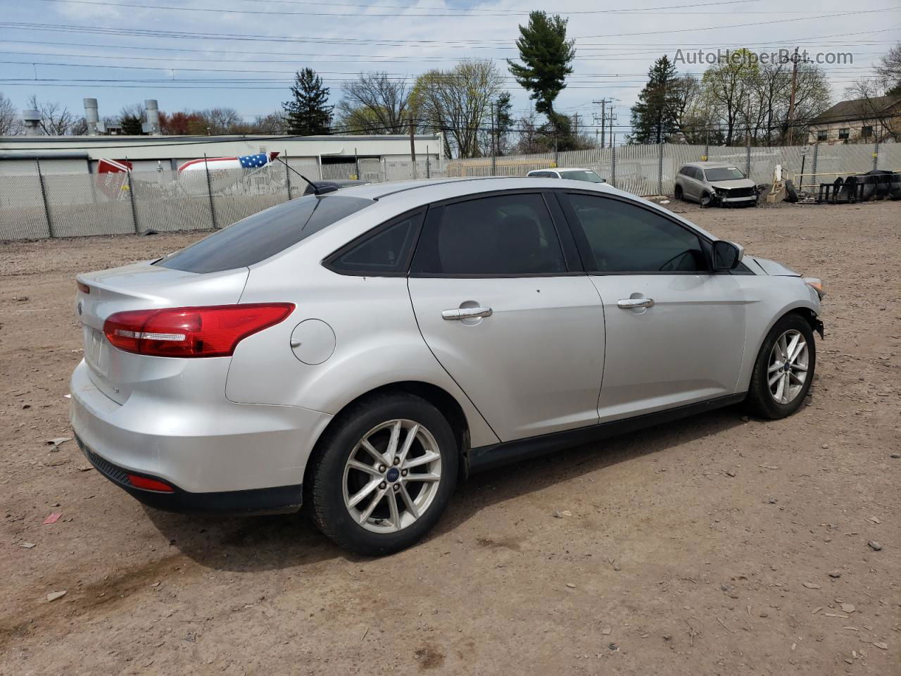 2018 Ford Focus Se Silver vin: 1FADP3F2XJL207217