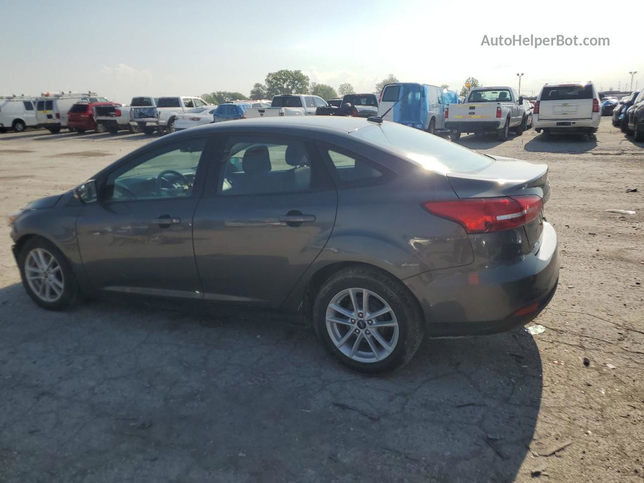 2018 Ford Focus Se Gray vin: 1FADP3F2XJL268129